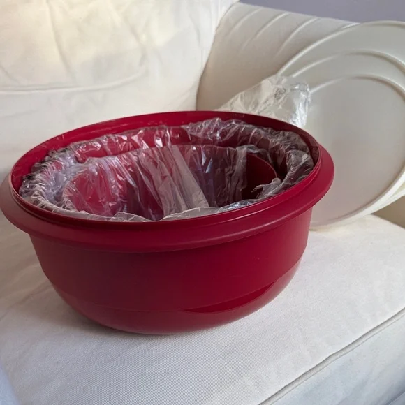 Tupperware 3 Bowl Set with White Lids With Splash Guard For Smallest One - Picture 4 of 11